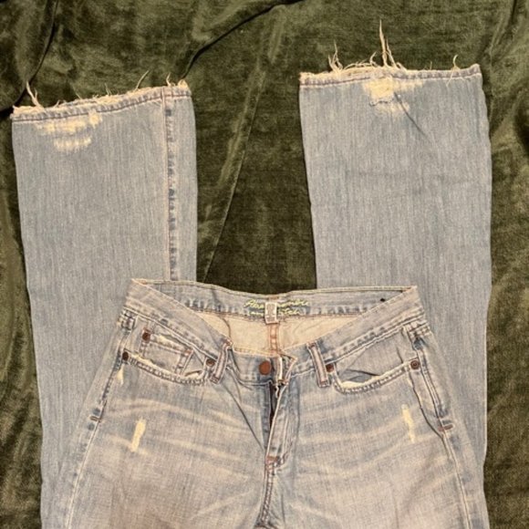Heavily distressed A&F jeans - Picture 1 of 7